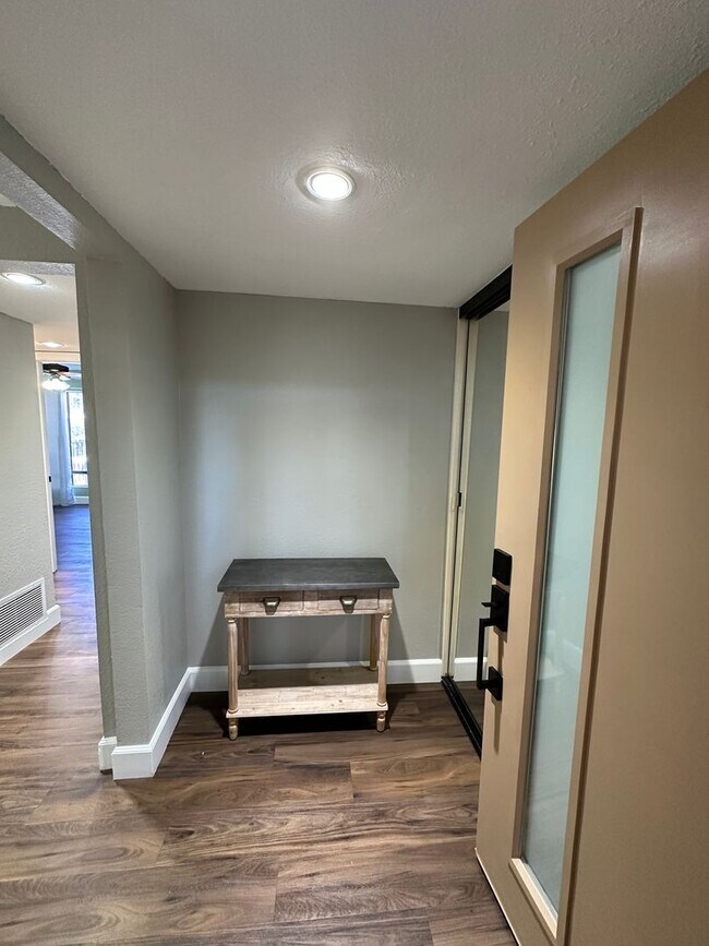 Building Photo - Huge 2 Bedroom 2 Bath Available For Immedi...