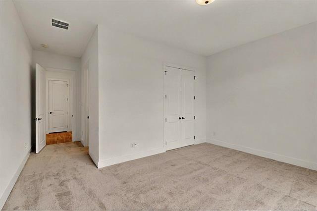 Building Photo - 3025 Oak Crk Ct