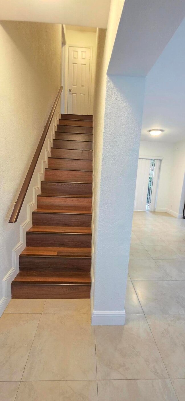 Building Photo - 560 NE 19th Ave