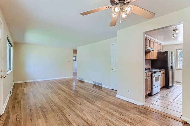 Building Photo - Beautiful Bungalow in Great Englewood Loca...