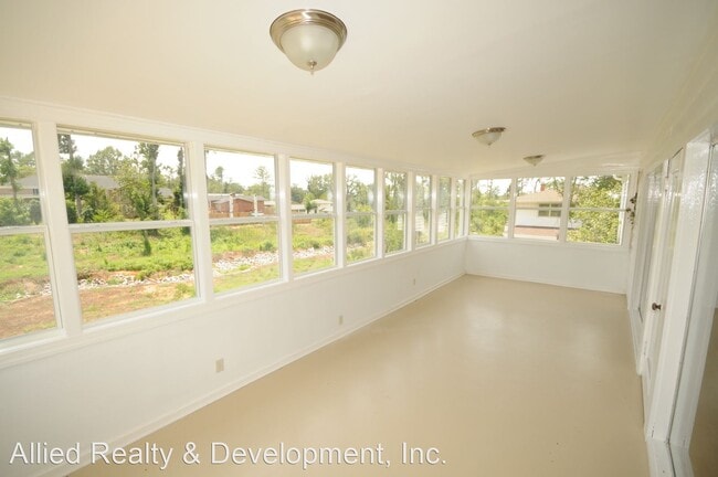 Building Photo - 4 br, 2 bath House - 16 Windsor Drive