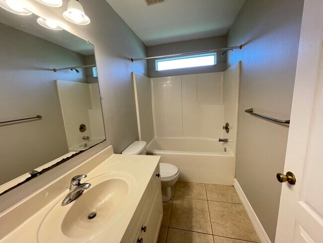 Building Photo - CUTE 2 Bedroom 2 Bath duplex