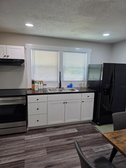 Building Photo - 128 Forest St