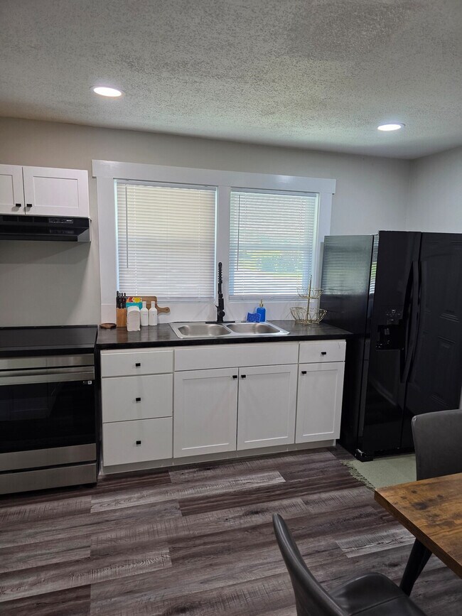 Building Photo - 128 Forest St