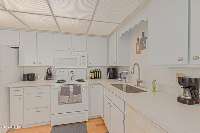 Building Photo - 425 S Parkcrest