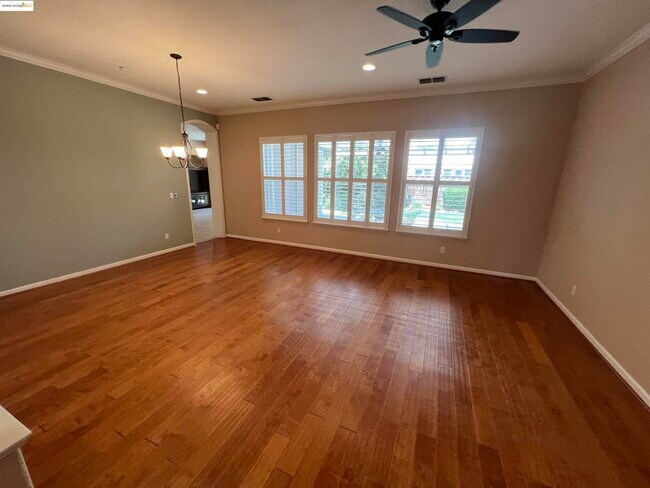 Building Photo - 613 Kenwood Dr