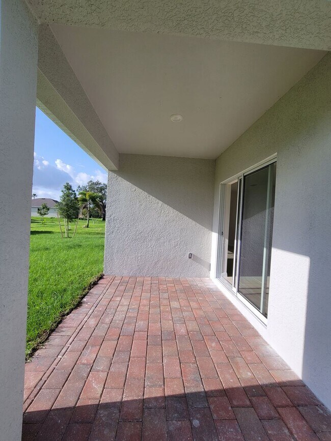 Building Photo - 337 SW 30th Ave