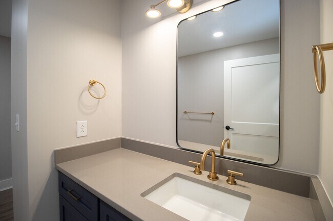 Building Photo - Historic Elegance Meets Modern Luxury – 2 Bed / 2 Bath Apartment in Downtown Columbia