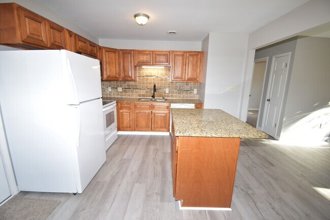 Building Photo - 4 Bedroom Home For Rent Over The River!