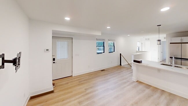 Building Photo - 331 E Ann St