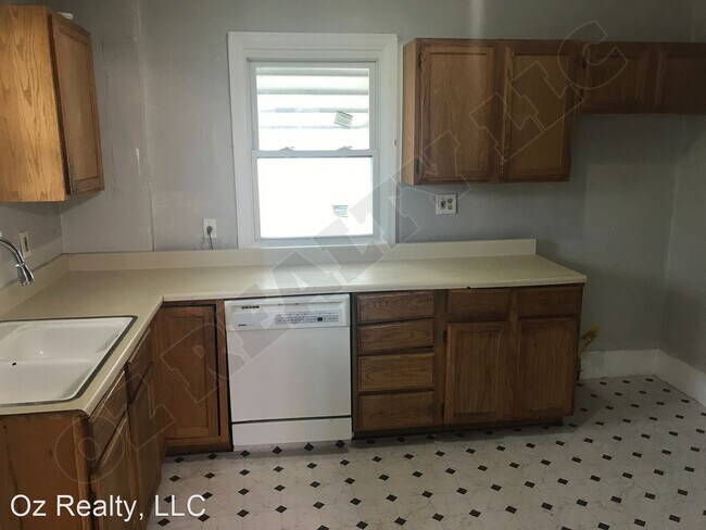 Building Photo - 3 br, 1 bath House - 44 East Lake Street