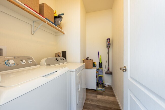 Building Photo - Cozy Upgraded Home w/ Panoramic Mountain V...