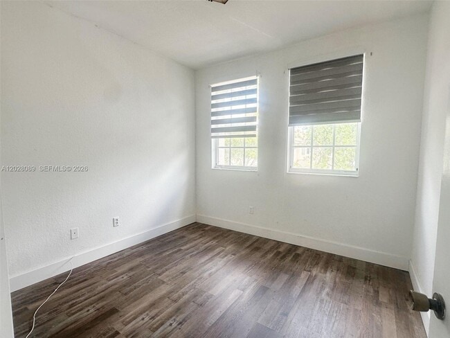 Building Photo - 662 NE 21st Terrace