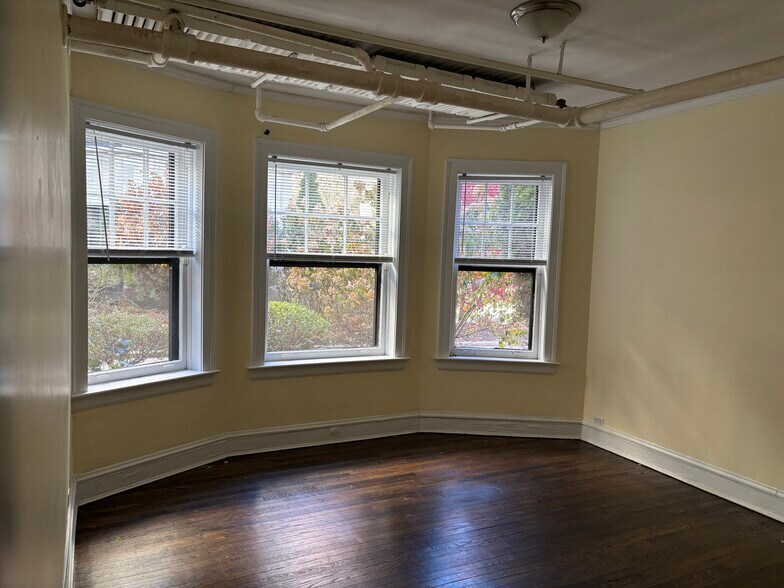 Building Photo - 544 Sheridan Rd