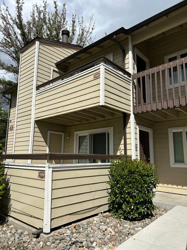 Building Photo - AVAILABLE 8/11 -  2 bed / 2 bath rennovate...