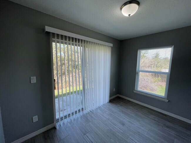 Building Photo - Modern 3-Bedroom Home with Office & Spacious Yard in Deltona Lakes!