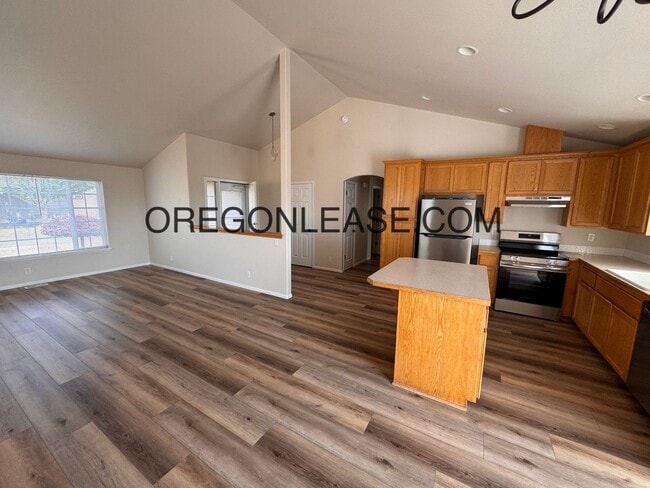 Building Photo - Newly remodeled West Eugene Home