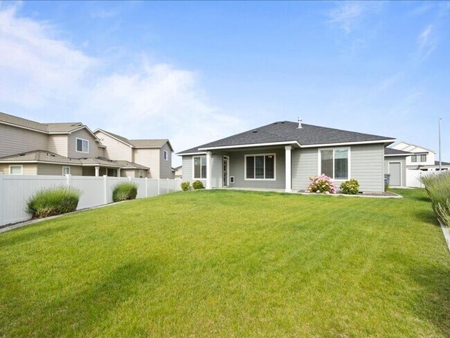 Building Photo - 4725 Roark Dr