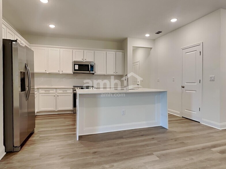 Building Photo - 11626 Hillside Dr