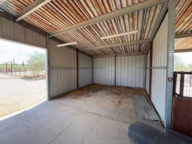 Building Photo - Vail School District Horse property with f...