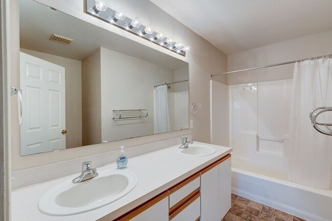 Building Photo - 3 Bedroom, 2.5 Bath Condo in Madrona Heights - Water/Sewer/Garbage included!