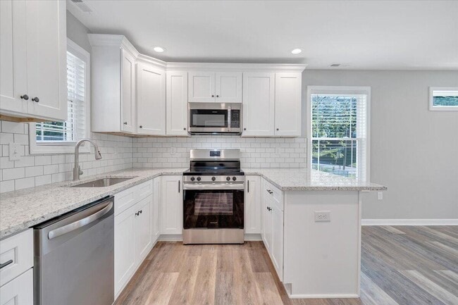 Building Photo - 1702 Baldwin Ave NE