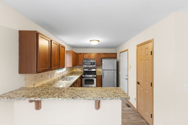 Building Photo - Modern 2-Bed Townhome with Vaulted Master & Private Deck – Prime Columbus Location!