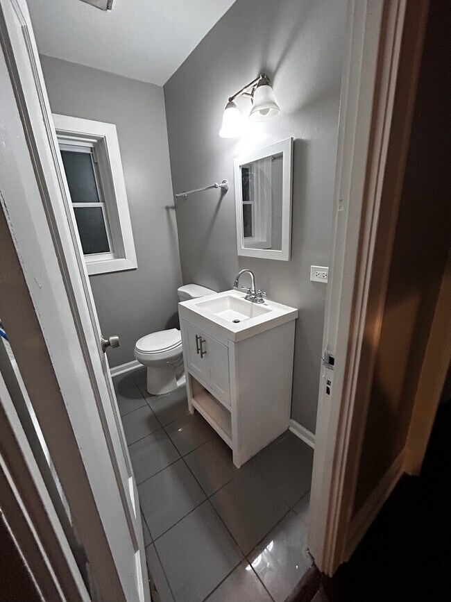 Building Photo - 5653 N Talman Ave