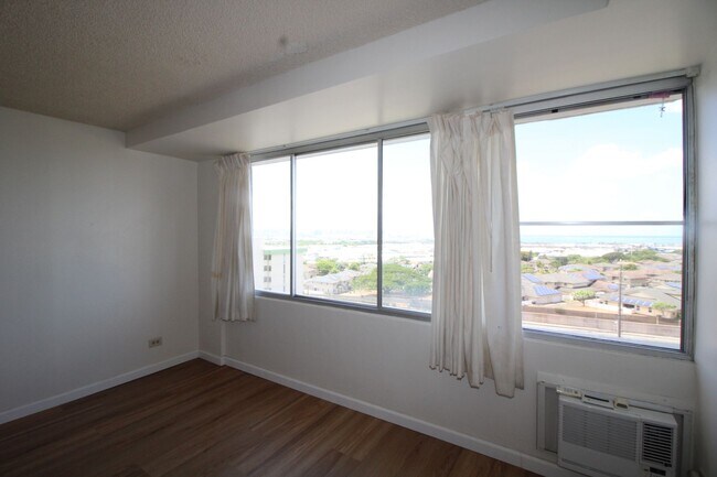 Building Photo - Studio with Geogeous View!
