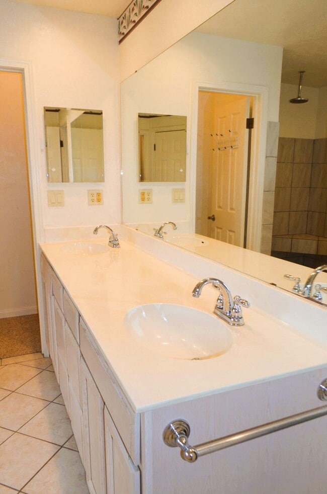 Building Photo - Country setting... on 2.69 acres!