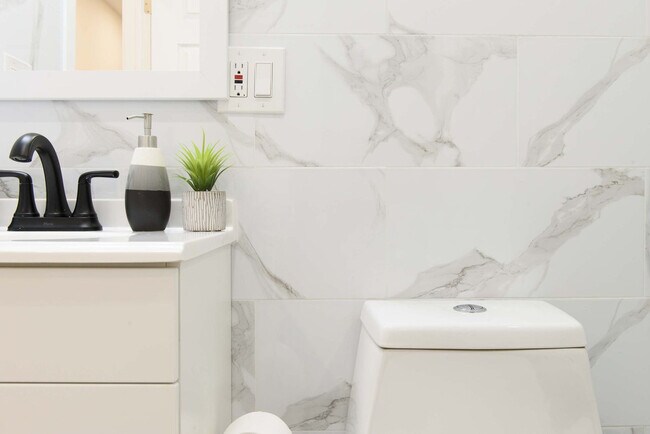 Building Photo - 240e E 75th St