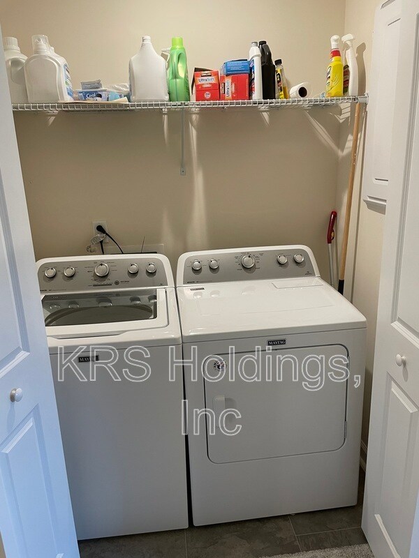 Building Photo - 245 White Oak Ridge Dr