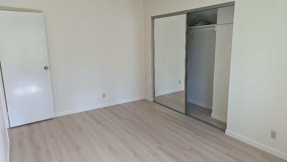 large bedroom 11'x14' - 141 Darby Pl