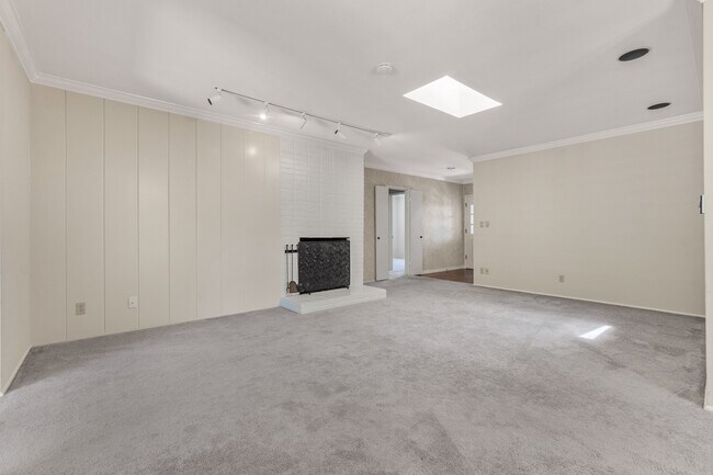 Building Photo - 4020 Vía Picaposte