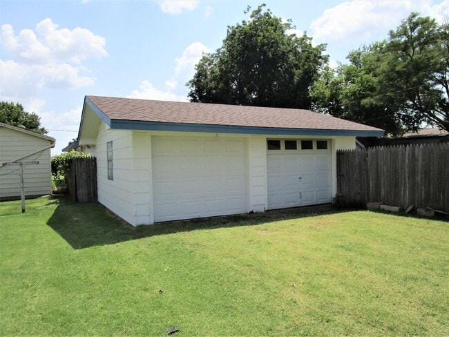 Building Photo - Covered Parking for 3 vehicles!
