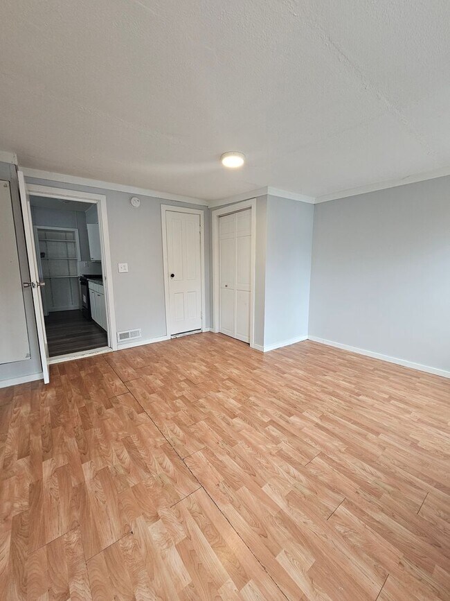 Building Photo - 1215 1/2 E 12th St