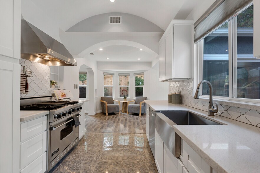 Building Photo - 19419 Oxnard St