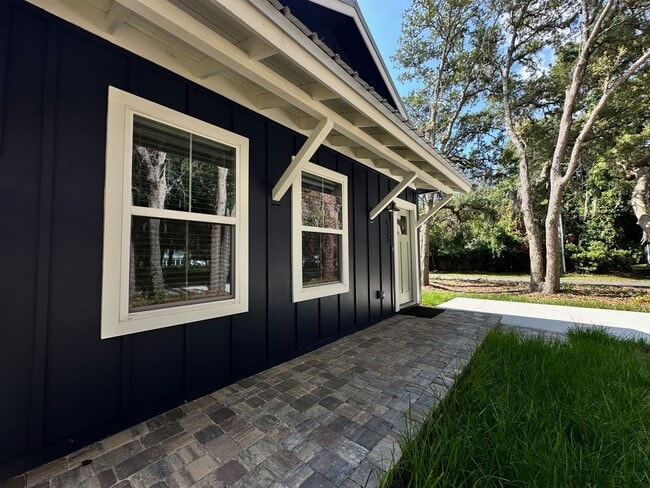 Building Photo - Gorgeous New Home! Close to Historic District and Beach