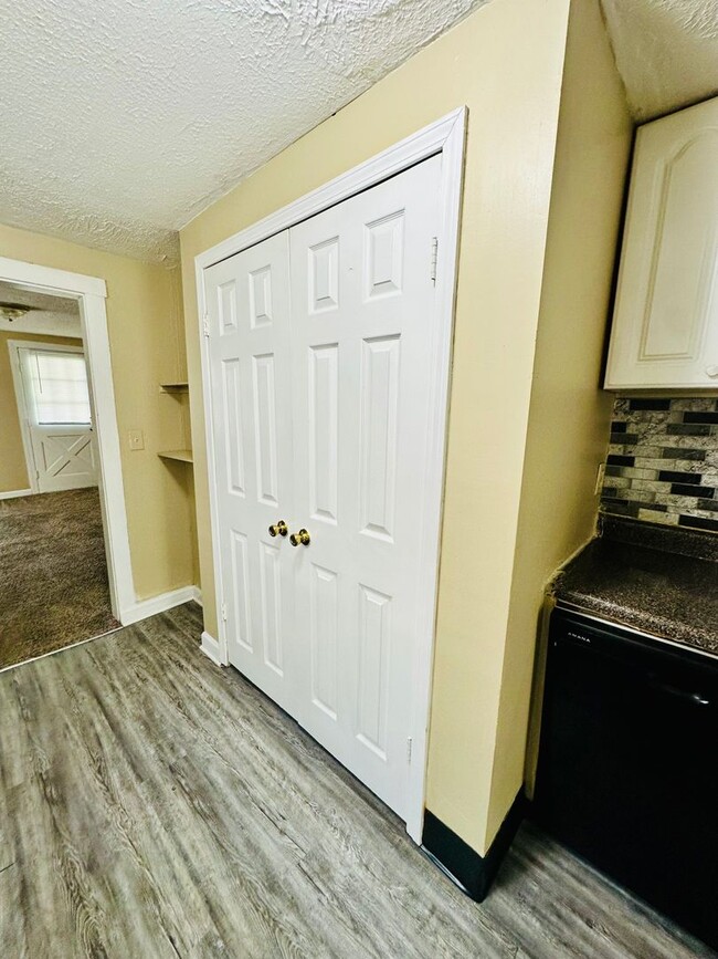 Building Photo - Updated FOUR bedroom home in South Louisville