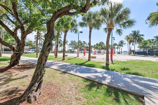 Building Photo - 1750 N Bayshore Dr