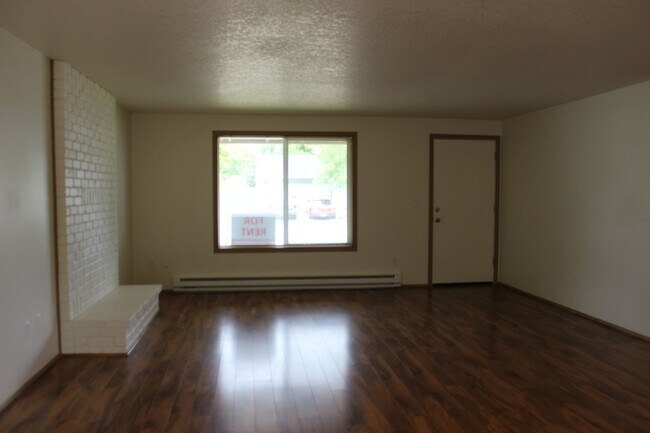 Building Photo - 3 or 4 bedroom, 2 bath updated home in Hillsboro near Intel Jones Farm