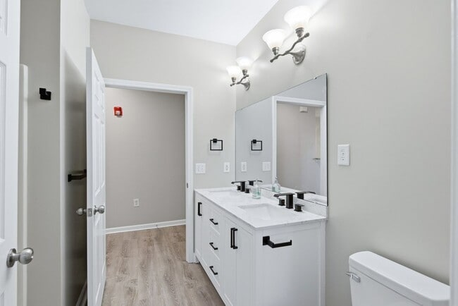 Building Photo - 2 Bedrooms 2 Bathrooms Condo