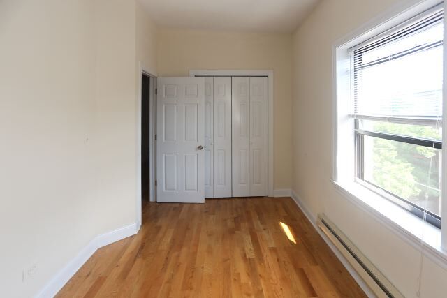 Building Photo - 824 W Cornelia Ave
