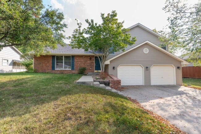 Building Photo - Fantastic Location! Close to MKT & Twin Lakes! 3BR/2.5BA/2000sqft., 2-Car Garage, Large Fenced Ya...