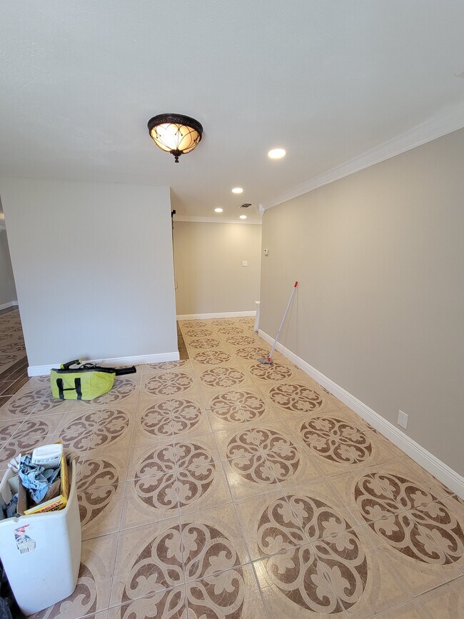 Building Photo - 810 Springvale Dr