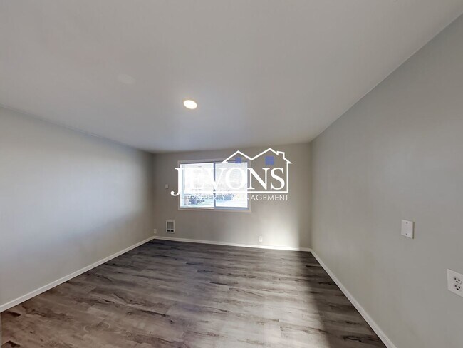 Building Photo - 3303 S Ainsworth Ave