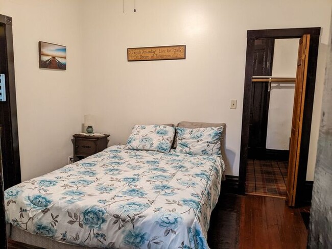 Building Photo - Cute 1 Bedroom Close to Campus