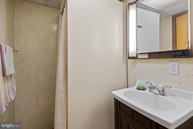 Building Photo - 1228 W 37th St