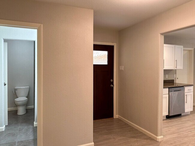 Building Photo - 4 Bedroom / 2 Bath / 2 Car Garage