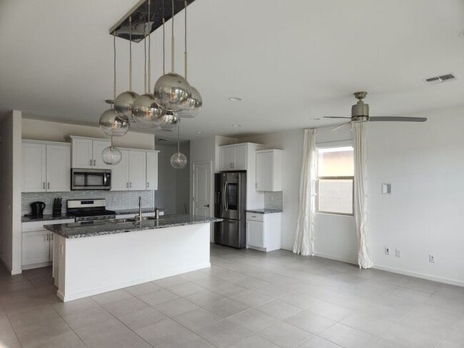 Building Photo - Mountain view single story home.